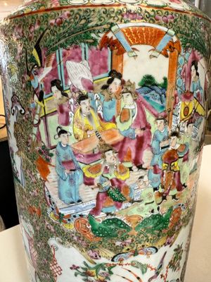A pair of Chinese Canton famille rose vases with figures, flowers and insects, 19th C. — 照片 7