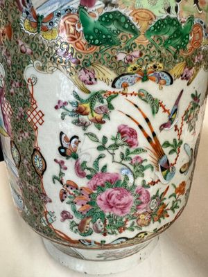 A pair of Chinese Canton famille rose vases with figures, flowers and insects, 19th C. — 照片 8