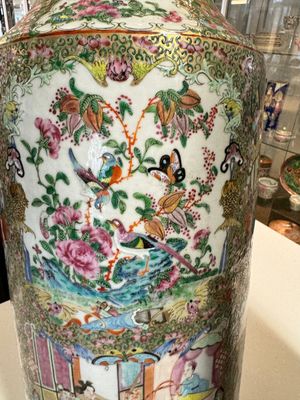 A pair of Chinese Canton famille rose vases with figures, flowers and insects, 19th C. — 照片 9