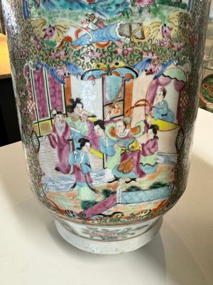 A pair of Chinese Canton famille rose vases with figures, flowers and insects, 19th C. — 照片 10