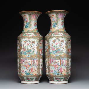 A pair of Chinese Canton famille rose vases with figures, flowers and insects, 19th C. — 照片 1