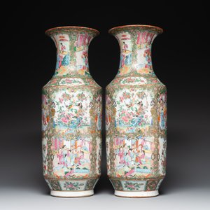 A pair of Chinese Canton famille rose vases with figures, flowers and insects, 19th C. — 照片 3