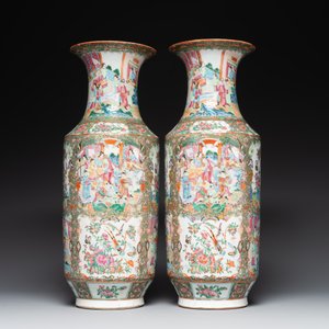 A pair of Chinese Canton famille rose vases with figures, flowers and insects, 19th C. — 照片 4