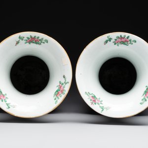 A pair of Chinese Canton famille rose vases with figures, flowers and insects, 19th C. — 照片 5