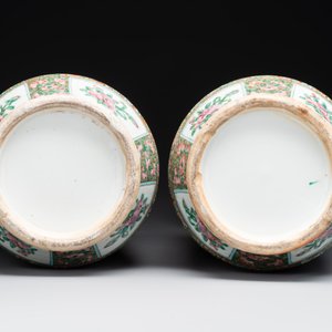 A pair of Chinese Canton famille rose vases with figures, flowers and insects, 19th C. — 照片 6