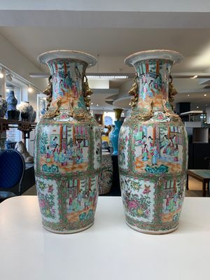 A pair of Chinese Canton famille rose vases with narrative design, 19th C. — photo 1