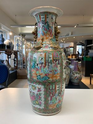 A pair of Chinese Canton famille rose vases with narrative design, 19th C. — photo 11