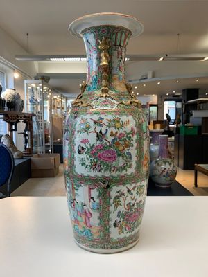 A pair of Chinese Canton famille rose vases with narrative design, 19th C. — photo 12
