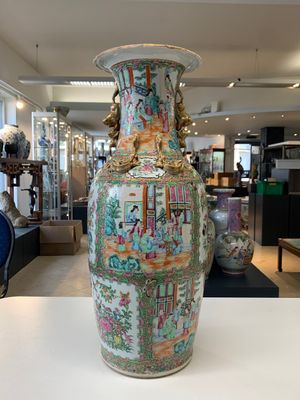 A pair of Chinese Canton famille rose vases with narrative design, 19th C. — photo 2