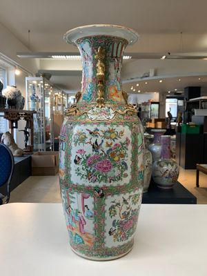 A pair of Chinese Canton famille rose vases with narrative design, 19th C. — photo 3