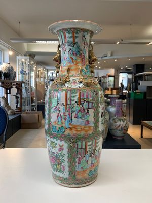 A pair of Chinese Canton famille rose vases with narrative design, 19th C. — photo 4