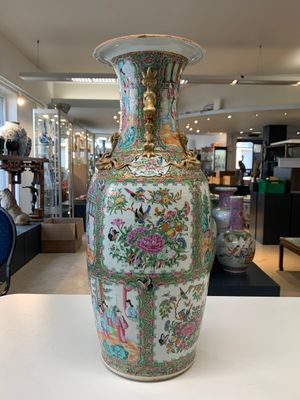 A pair of Chinese Canton famille rose vases with narrative design, 19th C. — photo 5