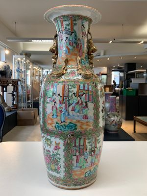 A pair of Chinese Canton famille rose vases with narrative design, 19th C. — photo 9