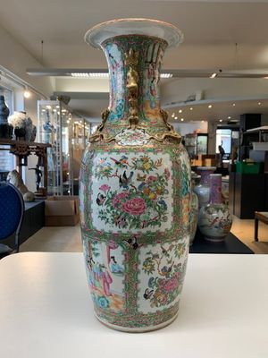 A pair of Chinese Canton famille rose vases with narrative design, 19th C. — photo 10