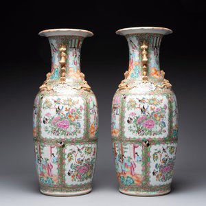 A pair of Chinese Canton famille rose vases with narrative design, 19th C. — photo 2