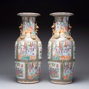 A pair of Chinese Canton famille rose vases with narrative design, 19th C. — photo 3