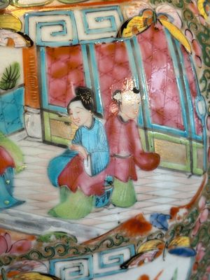 A pair of Chinese Canton famille rose vases with narrative design, 19th C. — photo 16