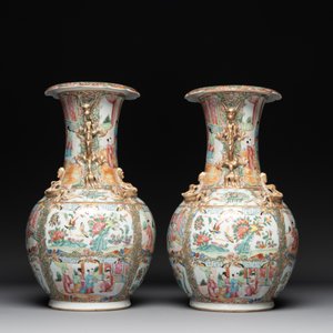 A pair of Chinese Canton famille rose vases with narrative design, 19th C. — photo 2