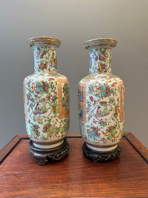 A pair of Chinese Canton famille rose vases with wooden stands, 19th C. — photo 2