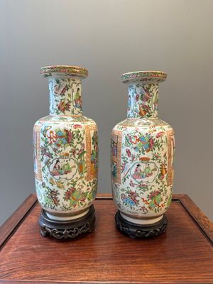 A pair of Chinese Canton famille rose vases with wooden stands, 19th C. — photo 4