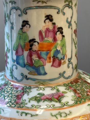 A pair of Chinese Canton famille rose vases with wooden stands, 19th C. — photo 6