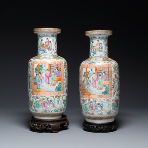 A pair of Chinese Canton famille rose vases with wooden stands, 19th C. — photo 1