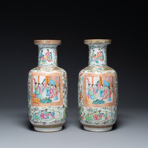 A pair of Chinese Canton famille rose vases with wooden stands, 19th C. — photo 3