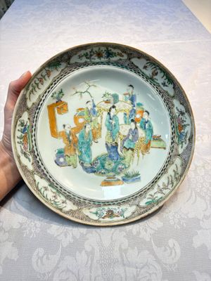 A pair of Chinese Canton famille verte plates with figural design, 19th C. — photo 1