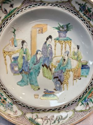 A pair of Chinese Canton famille verte plates with figural design, 19th C. — 照片 7