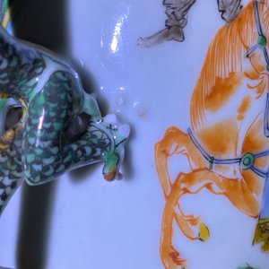 A pair of Chinese Canton famille verte vases with dragon handles, 19th C. — photo 14