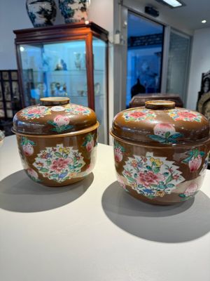 A pair of Chinese capucin-brown-ground famille rose covered bowls with floral design, Yongzheng/Qianlong — 照片 1