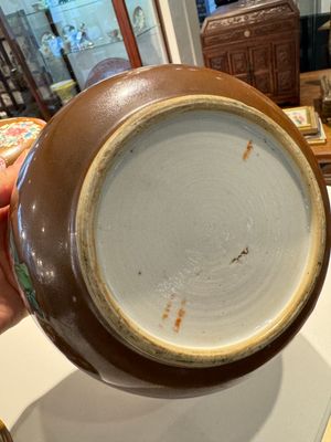 A pair of Chinese capucin-brown-ground famille rose covered bowls with floral design, Yongzheng/Qianlong — 照片 13