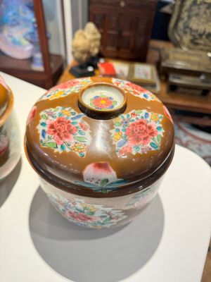 A pair of Chinese capucin-brown-ground famille rose covered bowls with floral design, Yongzheng/Qianlong — 照片 2