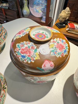 A pair of Chinese capucin-brown-ground famille rose covered bowls with floral design, Yongzheng/Qianlong — 照片 3
