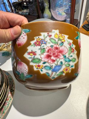 A pair of Chinese capucin-brown-ground famille rose covered bowls with floral design, Yongzheng/Qianlong — 照片 7