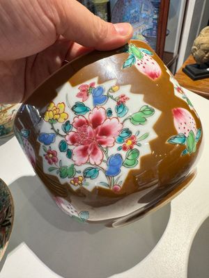A pair of Chinese capucin-brown-ground famille rose covered bowls with floral design, Yongzheng/Qianlong — 照片 8