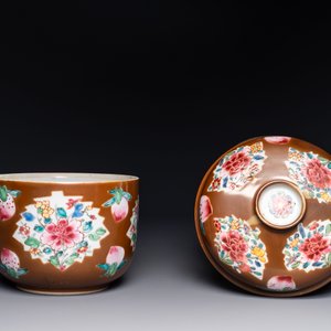 A pair of Chinese capucin-brown-ground famille rose covered bowls with floral design, Yongzheng/Qianlong — 照片 5
