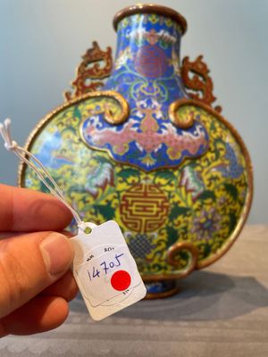 A pair of Chinese capucin-brown-ground famille rose covered jars with floral design, Yongzheng/Qianlong — foto 1