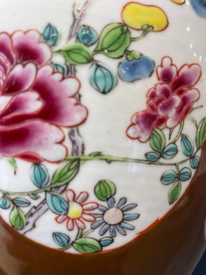 A pair of Chinese capucin-brown-ground famille rose covered jars with floral design, Yongzheng/Qianlong — foto 11