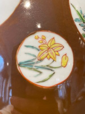 A pair of Chinese capucin-brown-ground famille rose covered jars with floral design, Yongzheng/Qianlong — foto 12