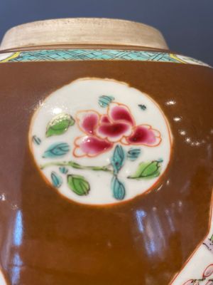 A pair of Chinese capucin-brown-ground famille rose covered jars with floral design, Yongzheng/Qianlong — foto 13