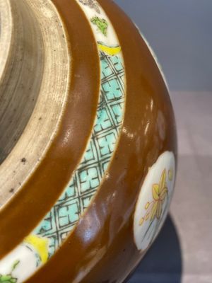 A pair of Chinese capucin-brown-ground famille rose covered jars with floral design, Yongzheng/Qianlong — foto 14