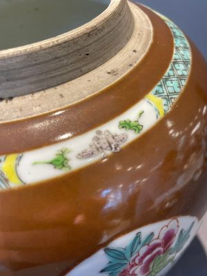 A pair of Chinese capucin-brown-ground famille rose covered jars with floral design, Yongzheng/Qianlong — foto 15