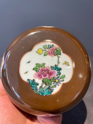 A pair of Chinese capucin-brown-ground famille rose covered jars with floral design, Yongzheng/Qianlong — foto 16