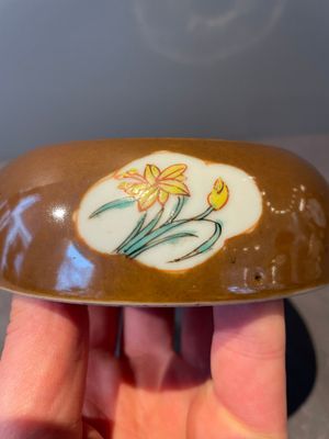 A pair of Chinese capucin-brown-ground famille rose covered jars with floral design, Yongzheng/Qianlong — foto 20