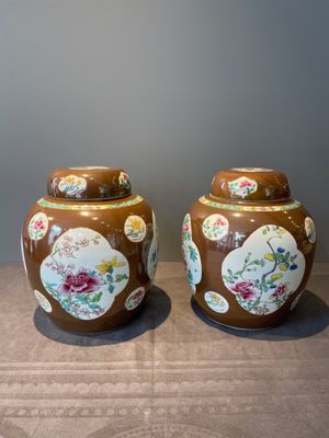 A pair of Chinese capucin-brown-ground famille rose covered jars with floral design, Yongzheng/Qianlong — foto 2