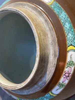 A pair of Chinese capucin-brown-ground famille rose covered jars with floral design, Yongzheng/Qianlong — foto 24