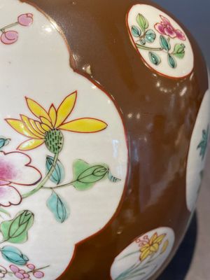 A pair of Chinese capucin-brown-ground famille rose covered jars with floral design, Yongzheng/Qianlong — foto 25