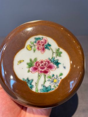 A pair of Chinese capucin-brown-ground famille rose covered jars with floral design, Yongzheng/Qianlong — foto 29