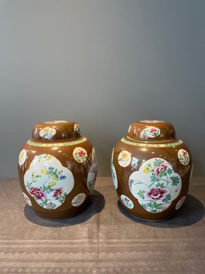 A pair of Chinese capucin-brown-ground famille rose covered jars with floral design, Yongzheng/Qianlong — foto 3